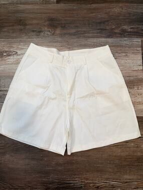 Old Money Vintage Luxe Shorts white pleated in size 3XL EEUC